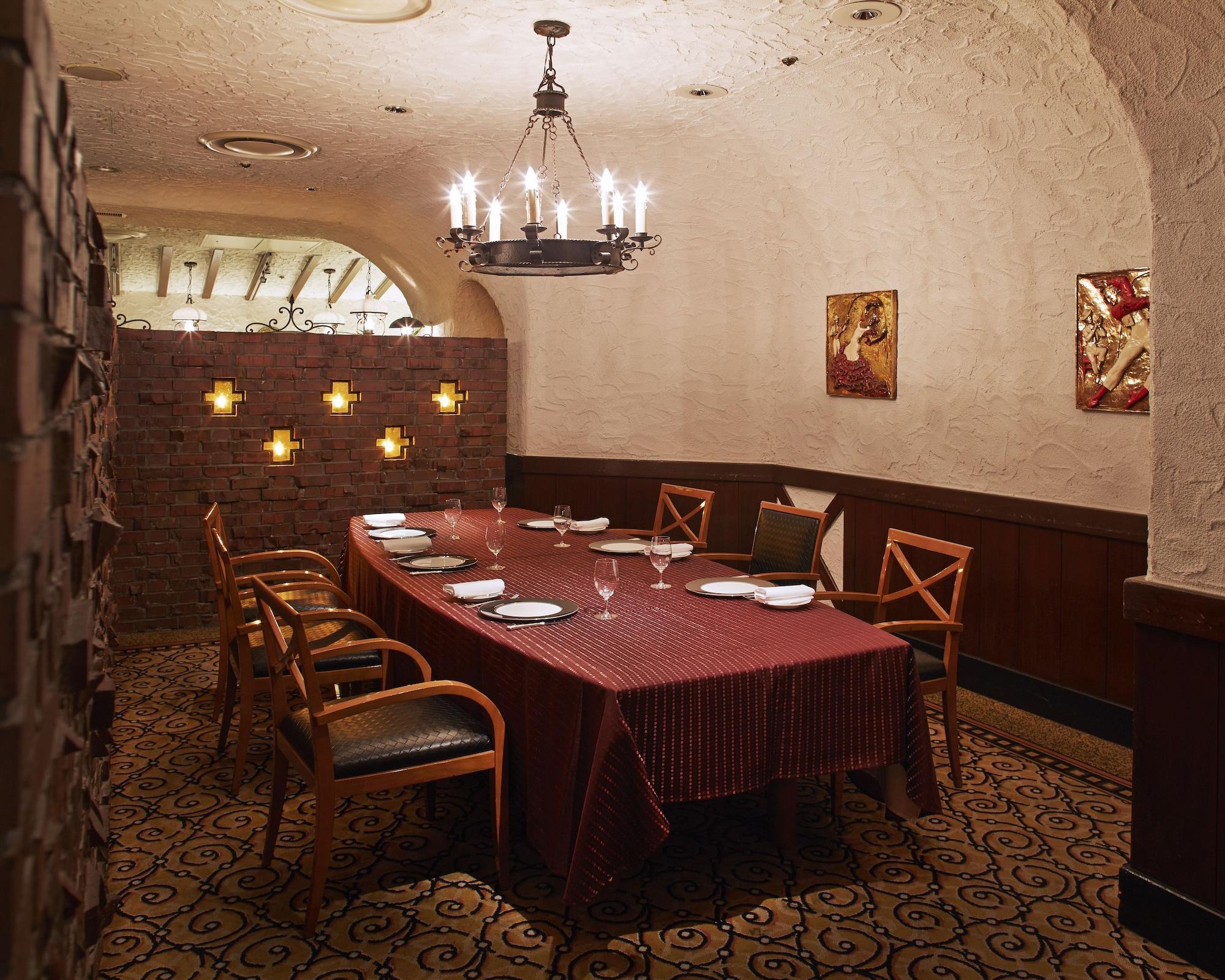 Hotel New Otani Hakata Fukuoka  Zewnętrze zdjęcie The restaurant's wine cellar