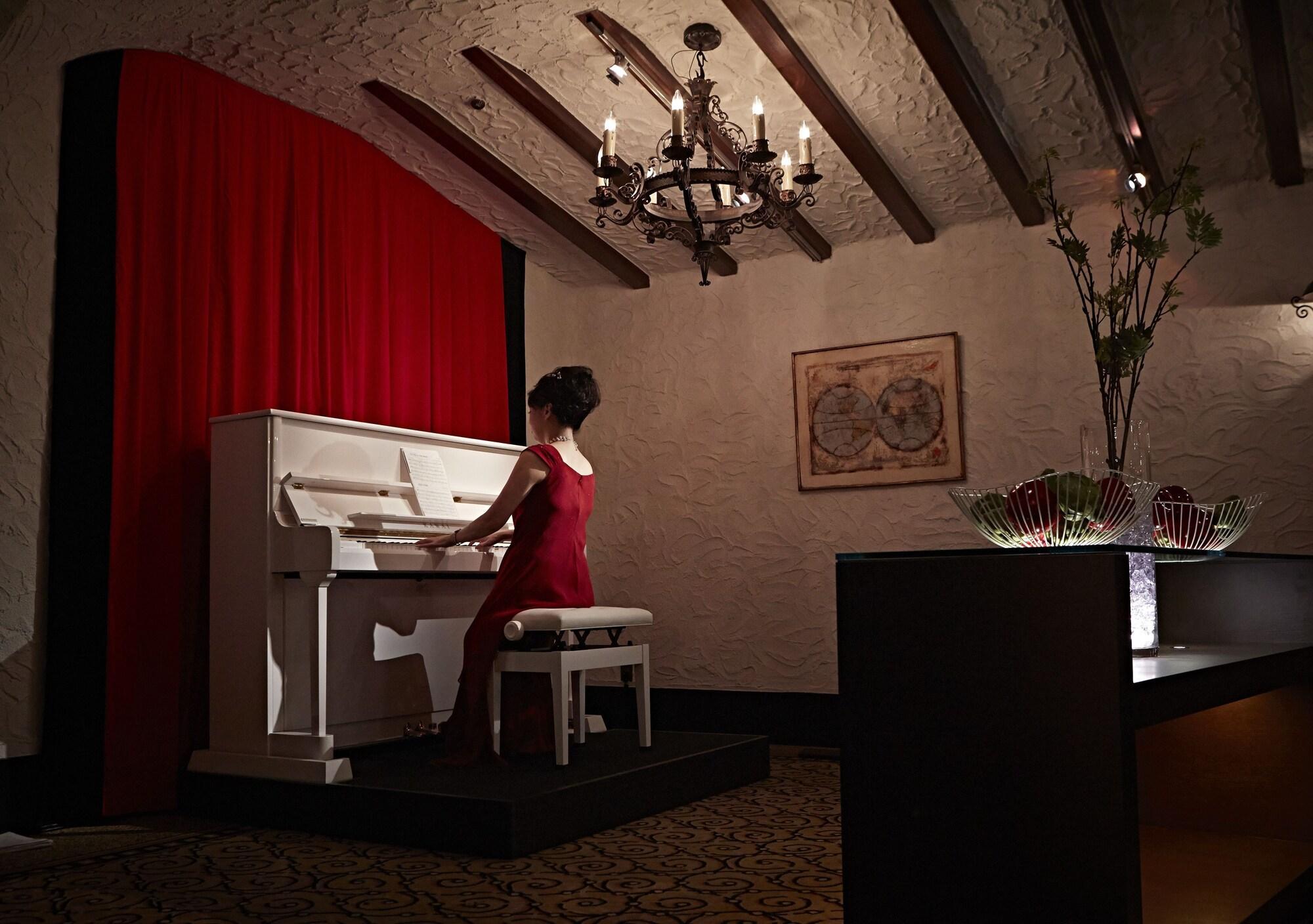 Hotel New Otani Hakata Fukuoka  Zewnętrze zdjęcie A piano player at the lobby of the hotel
