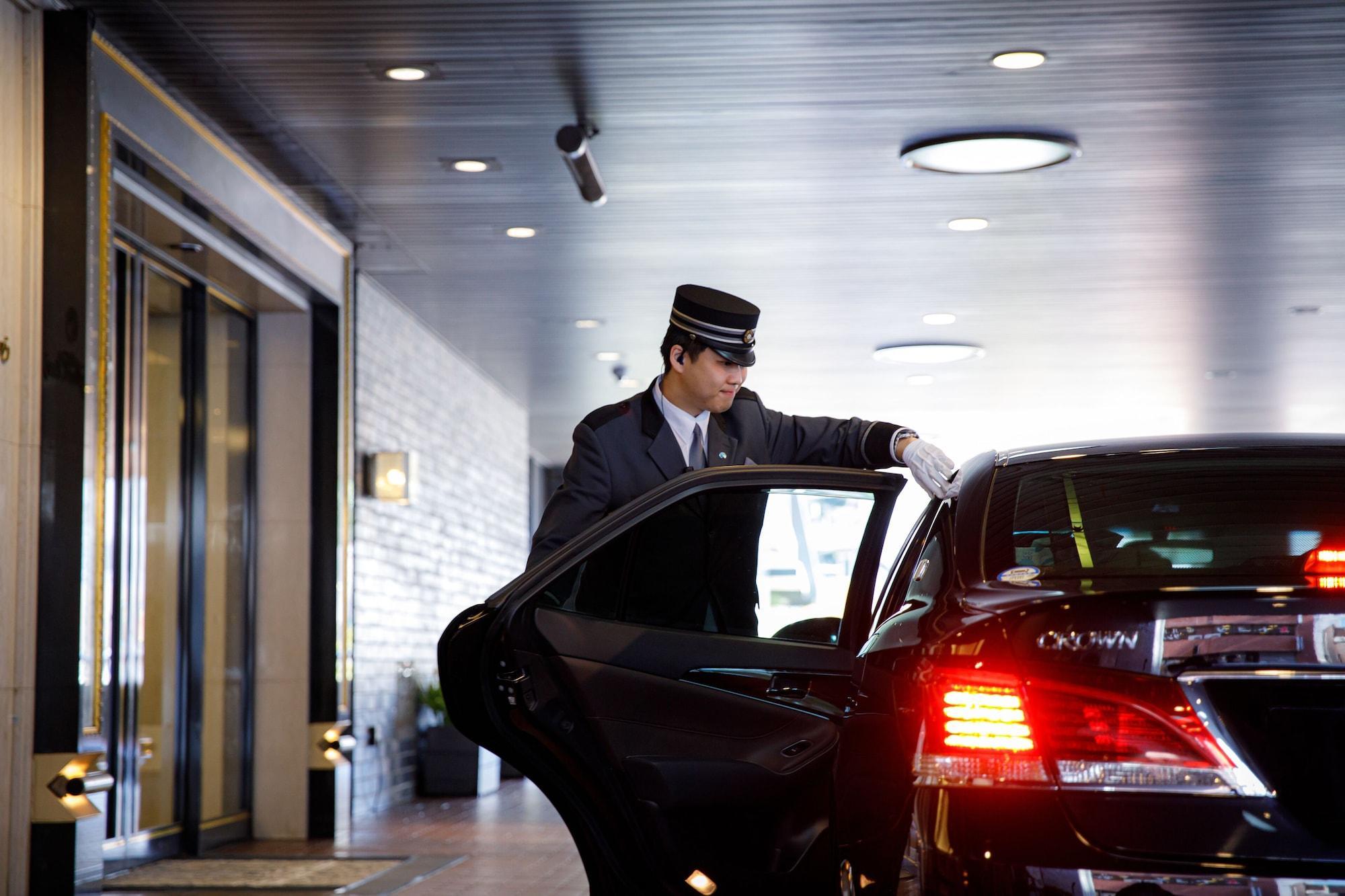 Hotel New Otani Hakata Fukuoka  Zewnętrze zdjęcie A chauffeur opening a car door