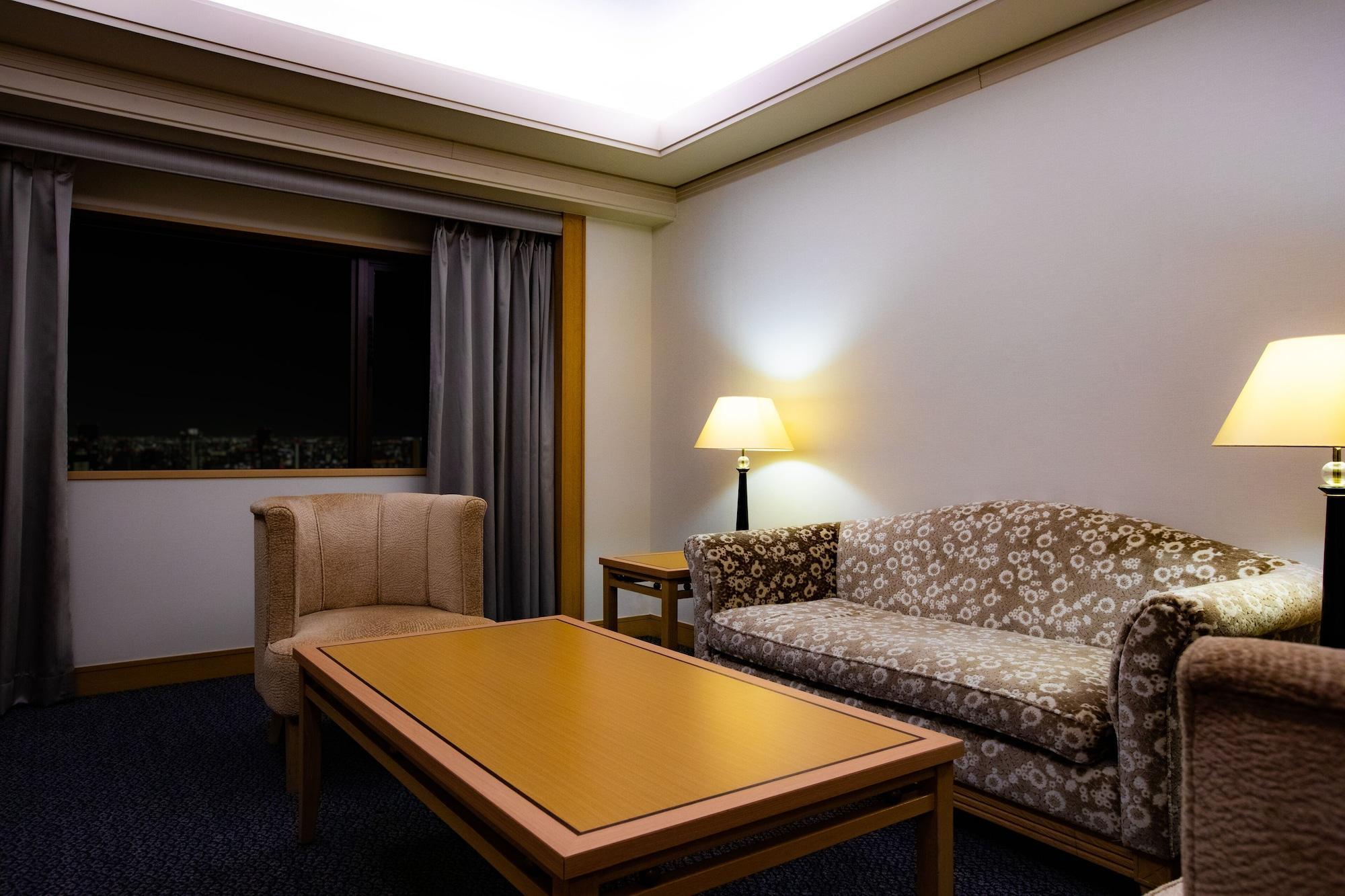 Hotel New Otani Hakata Fukuoka  Zewnętrze zdjęcie A living room in a suite at the hotel