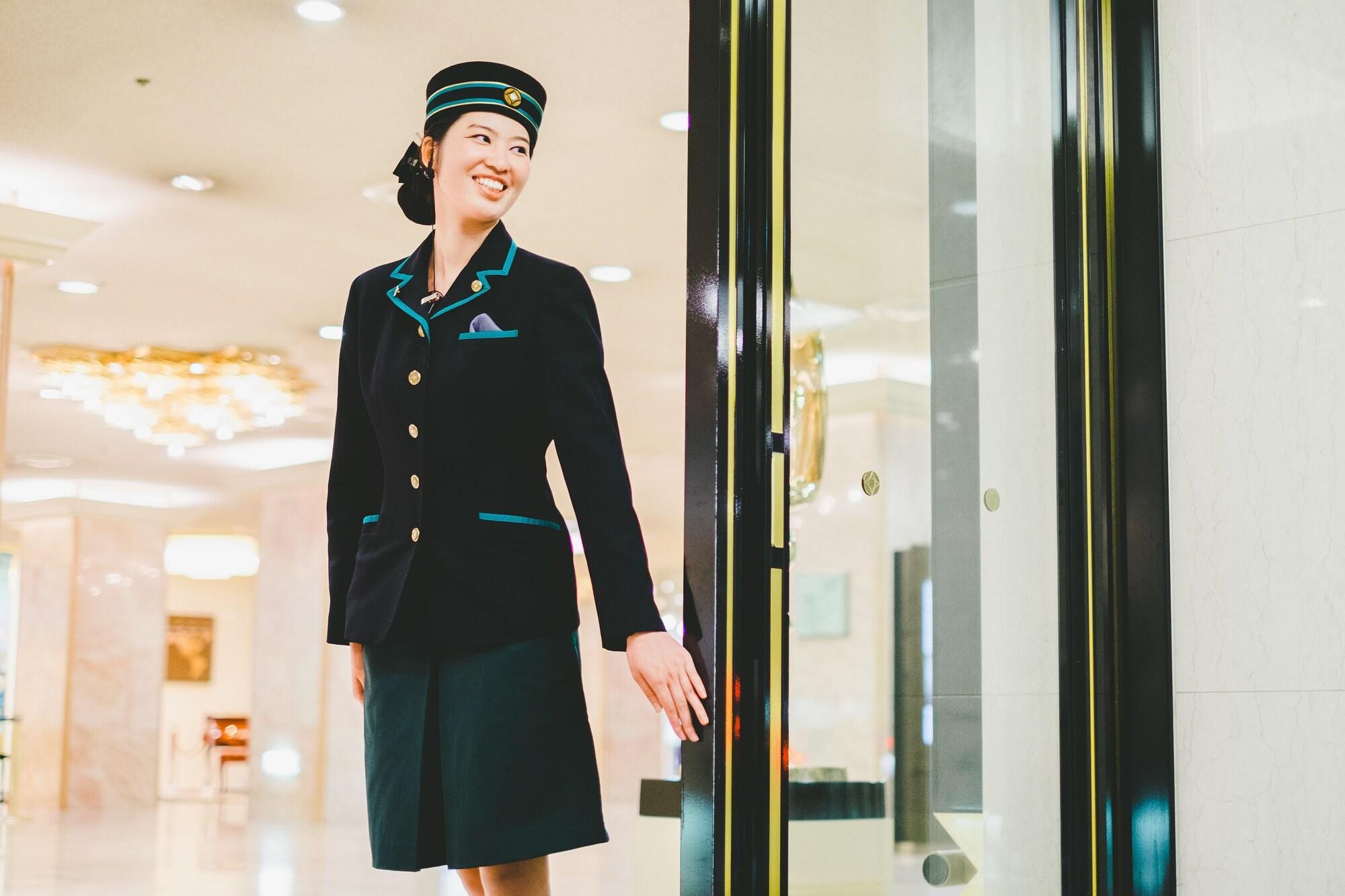 Hotel New Otani Hakata Fukuoka  Zewnętrze zdjęcie A female doorman at the entrance of a hotel