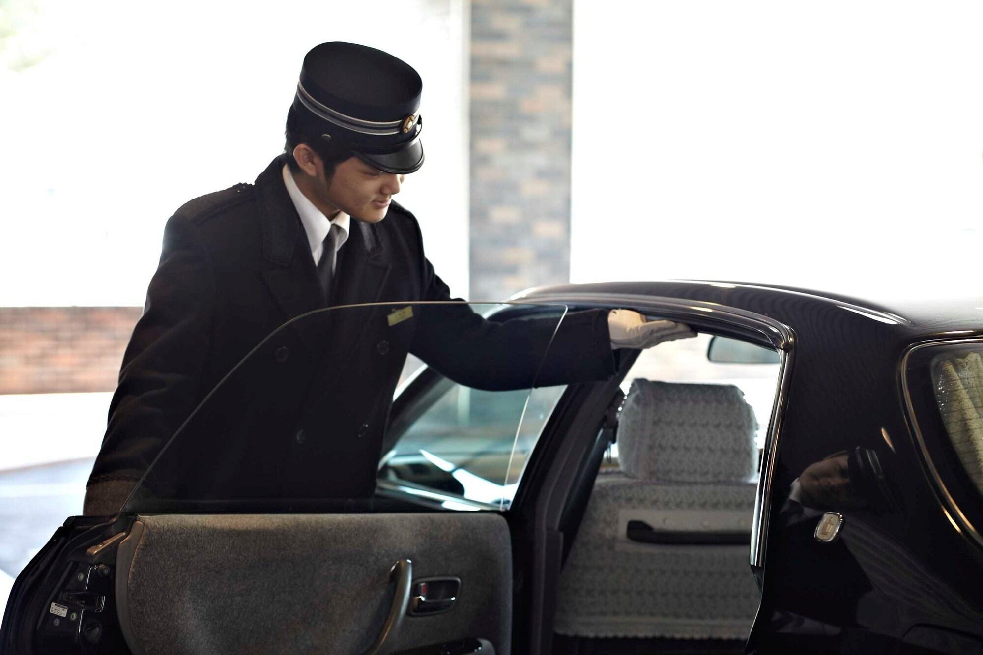 Hotel New Otani Hakata Fukuoka  Zewnętrze zdjęcie A chauffeur opening a car door