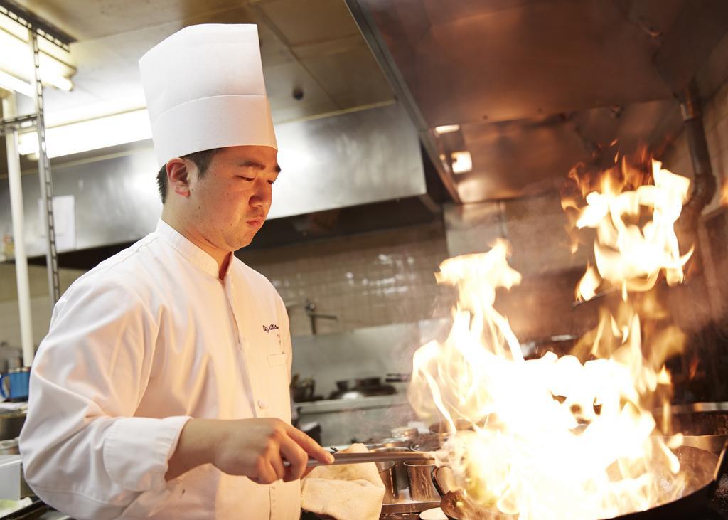 Hotel New Otani Hakata Fukuoka  Zewnętrze zdjęcie A chef cooking with a wok