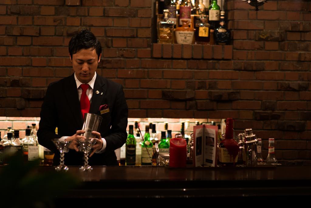 Hotel New Otani Hakata Fukuoka  Zewnętrze zdjęcie A bartender at work
